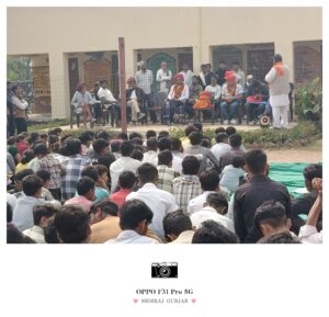 खंडेवला स्थित राजकीय विद्यालय में विदाई समारोह में मौजूद स्टाफ और छात्र,ग्रामीण 