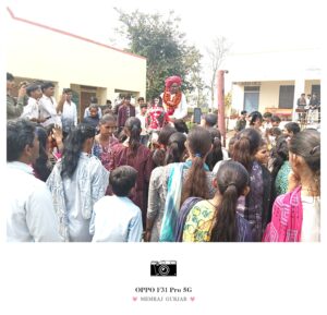 विद्यालय के व्याख्याता के विदाई समारोह में घोड़ी पर निकला भव्य जुलूस 